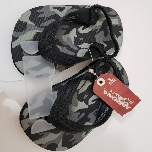 5/$15 S(5/6) Arizona Jean Company Black Gray Camo Print Slippers Flip Flops - Picture 2 of 5